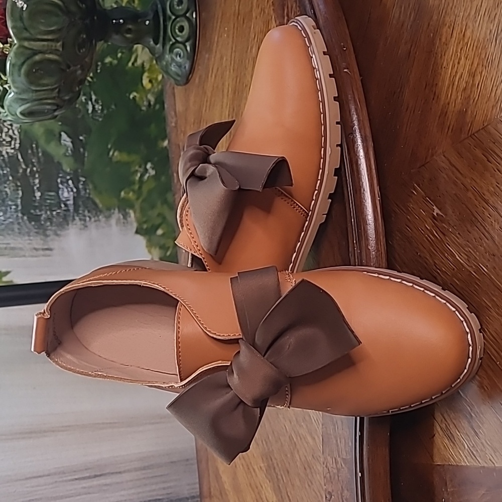 Womens size 8 preppy British tan loafer with oversize bow retro loafer shoes